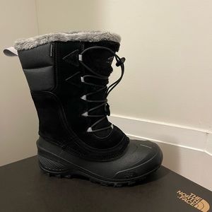 The north face kids size 5 winter boots still in the box never worn